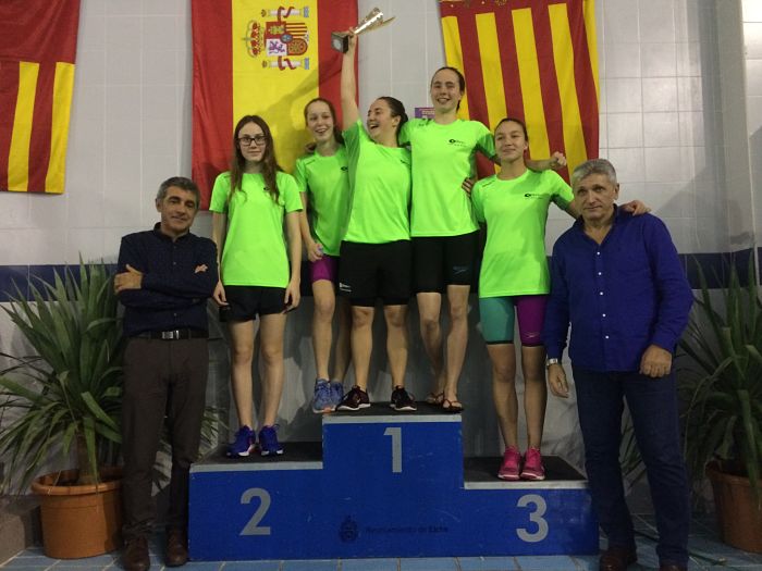 El equipo junior femenino del Club de Tenis Elche, campeón autonómico de natación