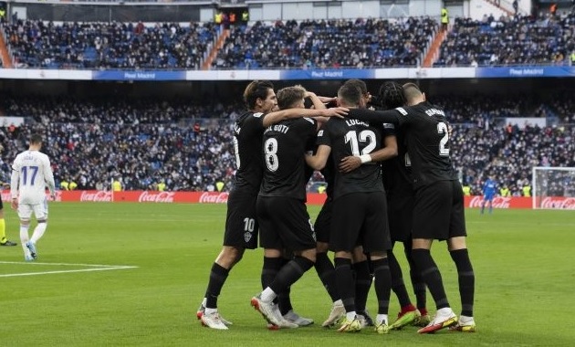 Los jugadores del Elche celebran un gol en el Santiago Bernabéu / LaLiga