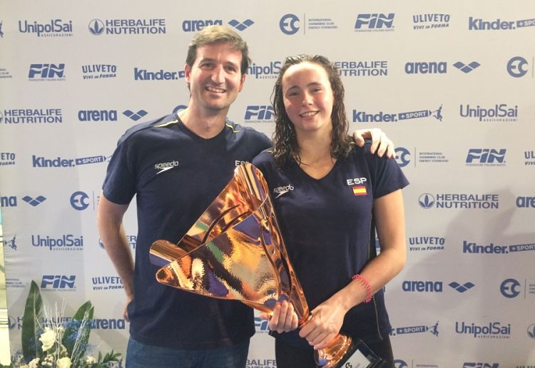 La nadadora Rocío Glez-Espresati y su entrenador Fran Amat tras un internacional en Lignano (Italia)