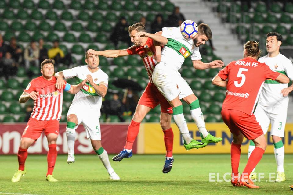Pelayo salta ante un rival del Almería / Sonia Arcos - Elche CF