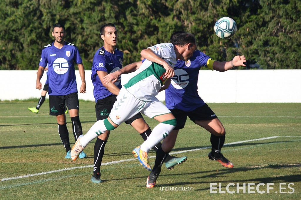 Nino remata de cabeza a portería en Torrellano / Andrea Palzón - Elche CF