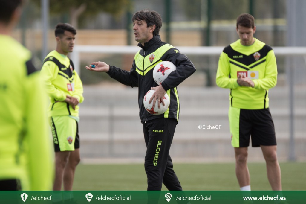 'Pacheta' en la sesión de entrenamiento en la UMH / Sonia Arcos - Elche CF
