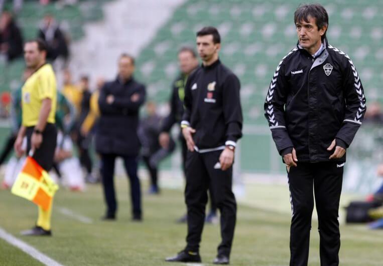 Pacheta dirige al Elche durante el partido ante el Alcorcón / LFP