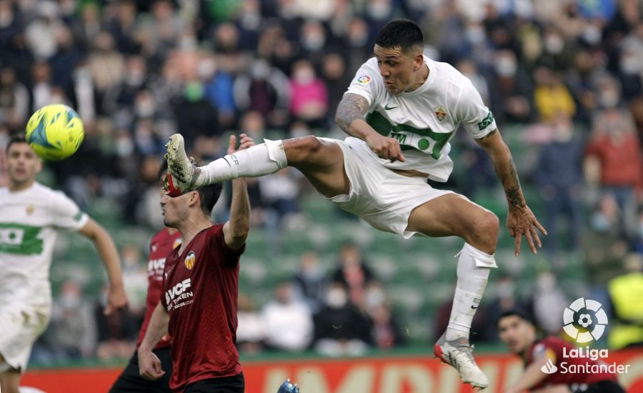 El jugador del Elche Enzo Roco durante un partido ante el Valencia / LaLiga