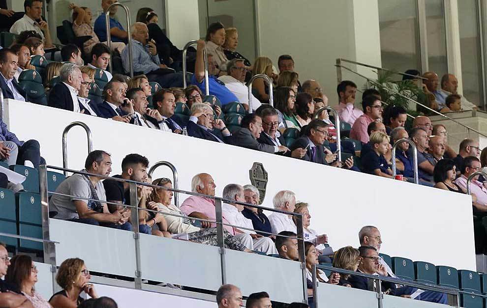 Palco del estadio Martínez Valero con el Consejo al frente / Diario Marca