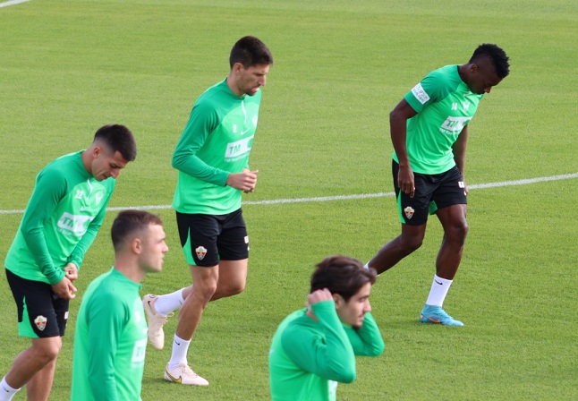 Fede Fernández y Palacios se ejercitan con la plantilla franjiverde / Luismi Mora (COPE Elche 100.8 FM)