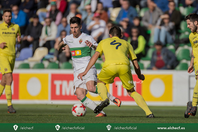 Javi Flores intenta marcharse de un rival del Villarreal CF B / Sonia Arcos - Elche CF