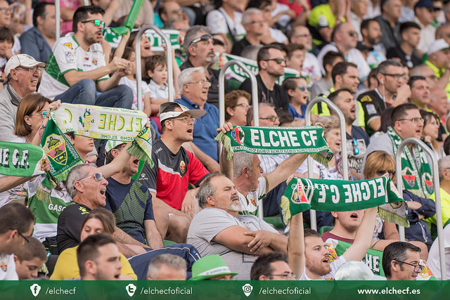 La afición anima al Elche CF en el Martínez Valero / Sonia Arcos - Elche CF