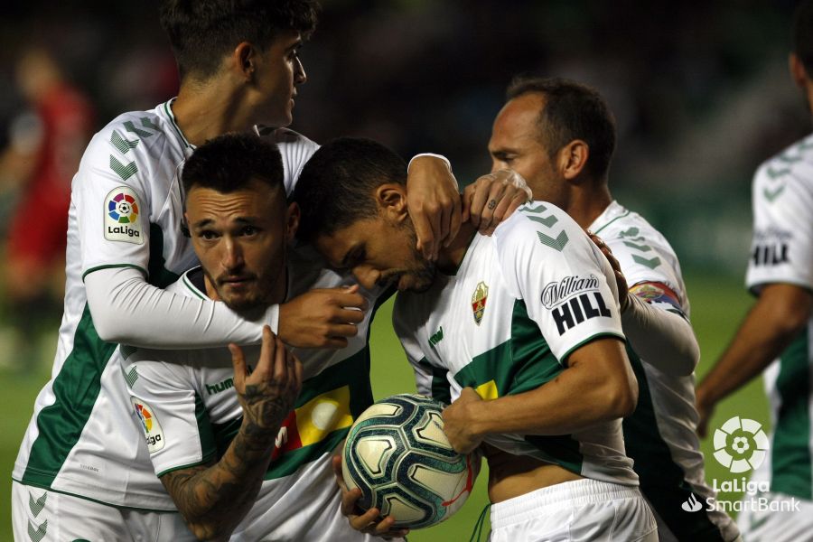 Los jugadores del Elche celebran un gol ante el Mirandés / LFP