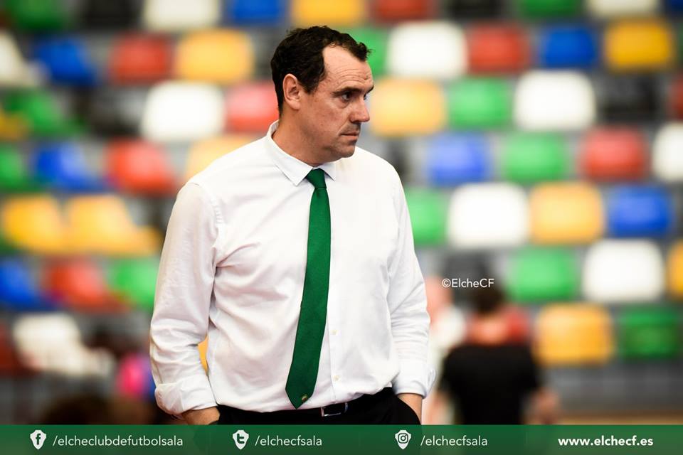 Carlos Sánchez dirige un partido del Elche CF sala / Sonia Arcos - Elche CF