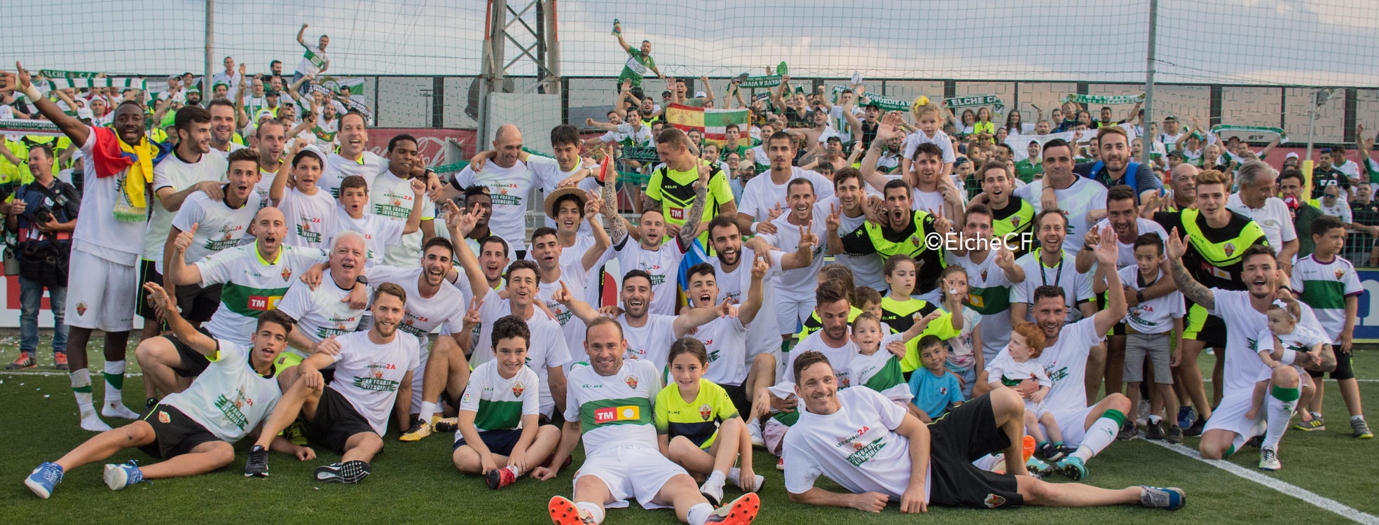 Los jugadores del Elche CF celebran el ascenso en Villarreal / Sonia Arcos - Elche CF