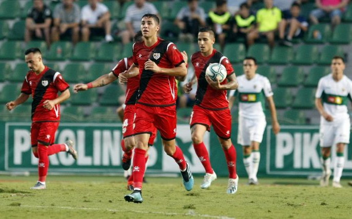 Los jugadores del Rayo Vallecano, tras marcar un gol en el Martínez Valero ante el Elche / LFP