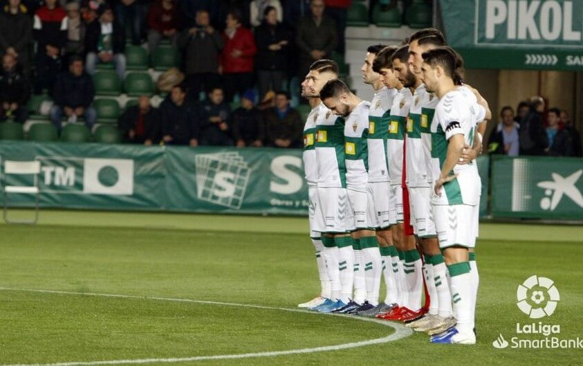 Los jugadores del Elche guardan un minuto de silencio antes de un partido ante el Huesca / LFP