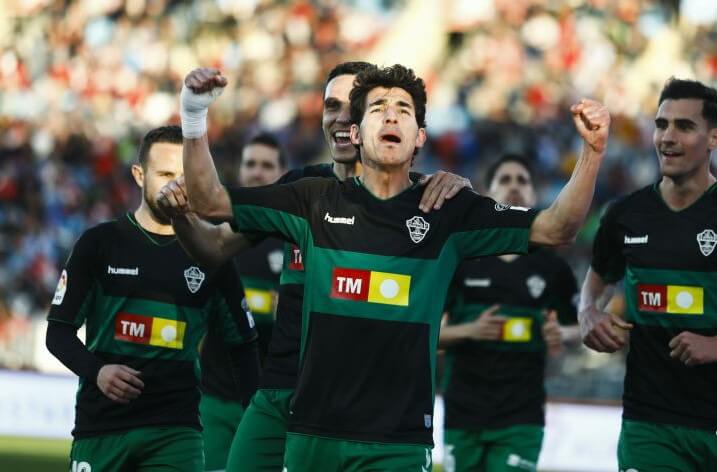 Los jugadores del Elche celebran un gol en Almería, en la temporada 19/20 - LFP