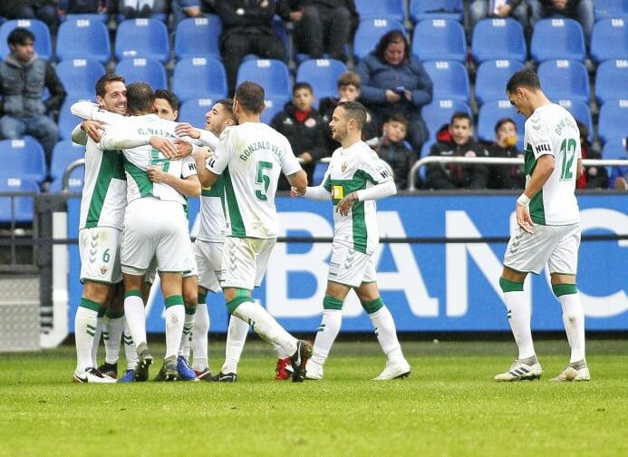 Los jugadores del Elche celebran un gol en Riazor ante el Deportivo / LFP