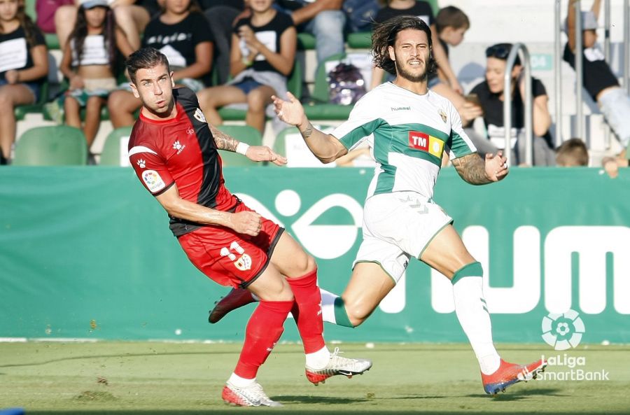 El jugador del Elche, Juan Cruz, disputa un balón durante un partido ante el Rayo Vallecano / LFP