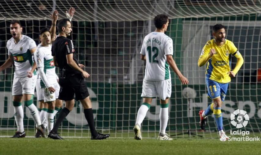 Los jugadores del Elche se lamentan tras un gol de Las Palmas / LFP