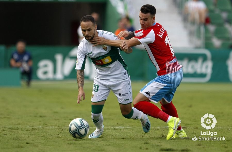 Iván Sánchez controla un balón ante un rival del Lugo / LFP