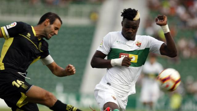 El jugador del Elche Sory Kaba pelea un balón ante un rival del Granada / LFP El jugador del Elche Sory Kaba pelea un balón ante un rival del Granada / LFP