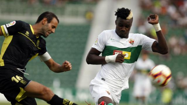 El jugador del Elche Sory Kaba pelea un balón ante un rival del Granada / LFP