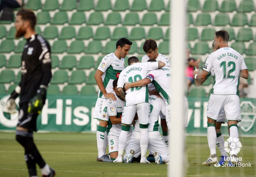 Los jugadores del Elche celebran un gol ante el Tenerife / LFP
