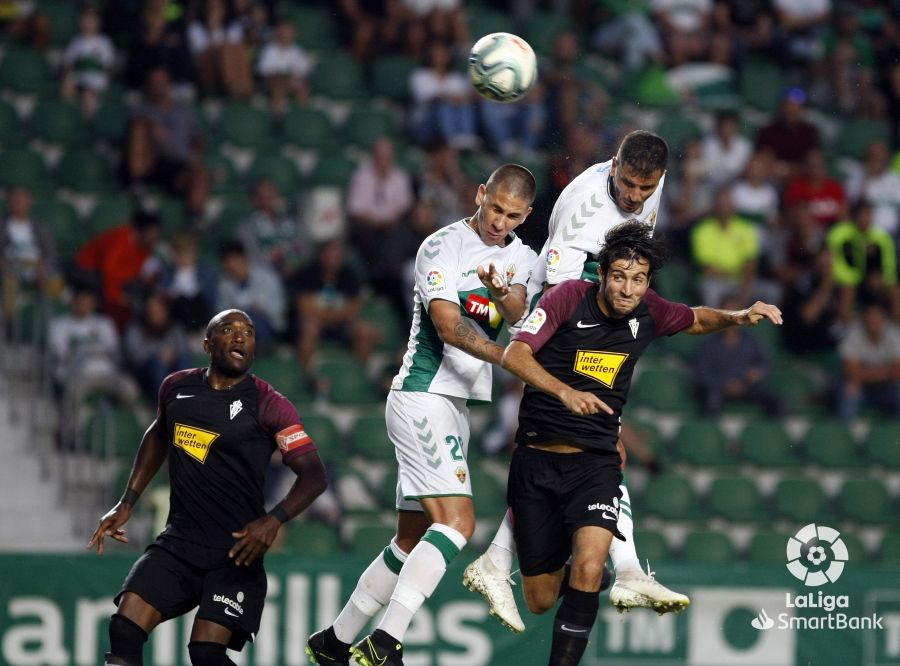 Partido entre Elche y Sporting en el Martínez Valero / LFP