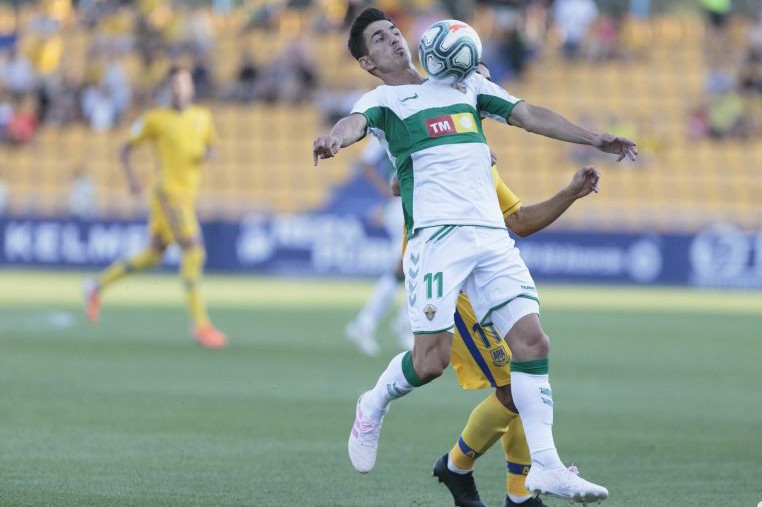 Pere Milla controla un balón ante el Alcorcón / LFP