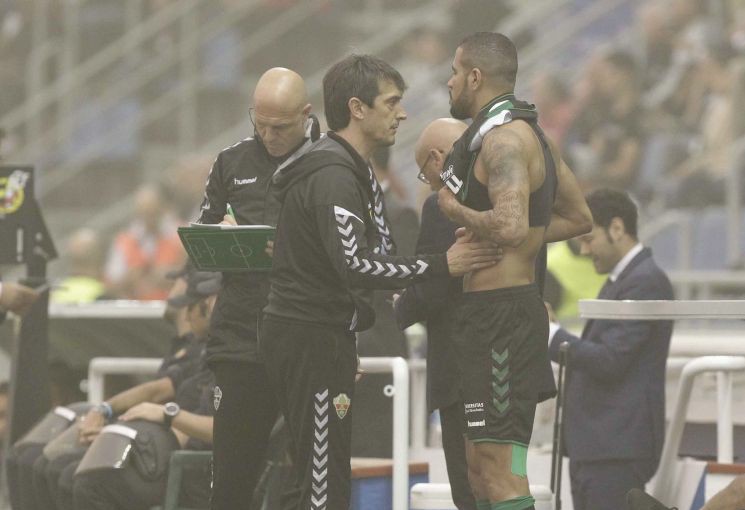 El entrenador del Elche, Pacheta, habla con Jonathas antes de saltar al césped en un partido frente al Tenerife / LFP