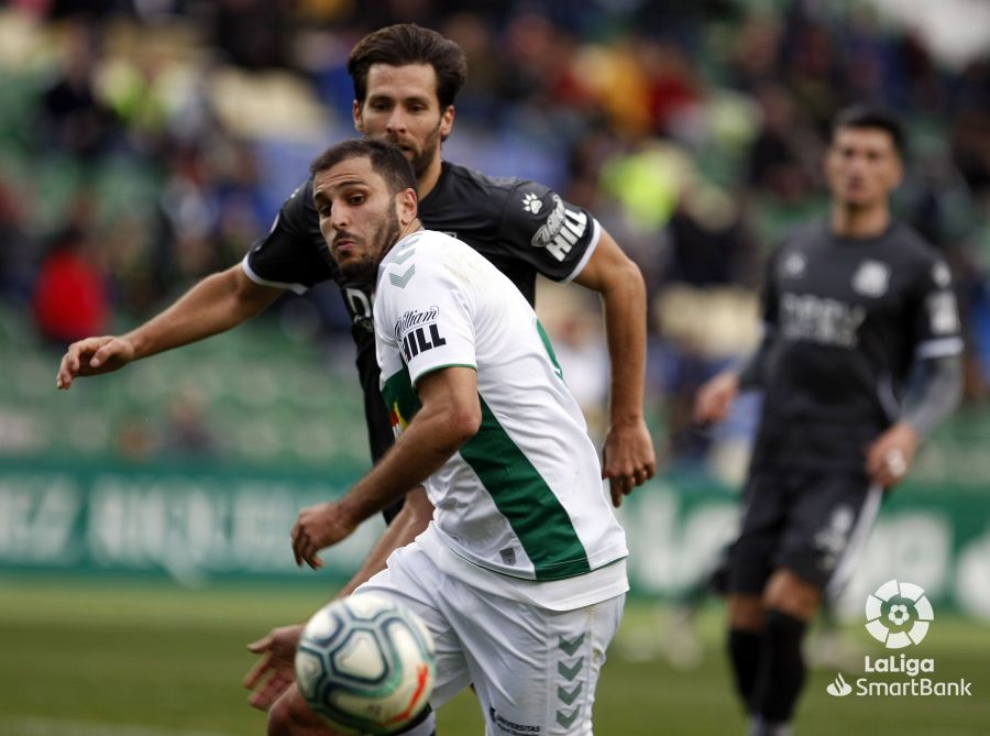El jugador del Elche Yacine pelea un balón durante un partido ante el Alcorcón / LFP