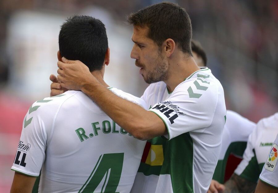 El jugador del Elche, Manu Sánchez, festeja un gol con Ramón Folch / LFP