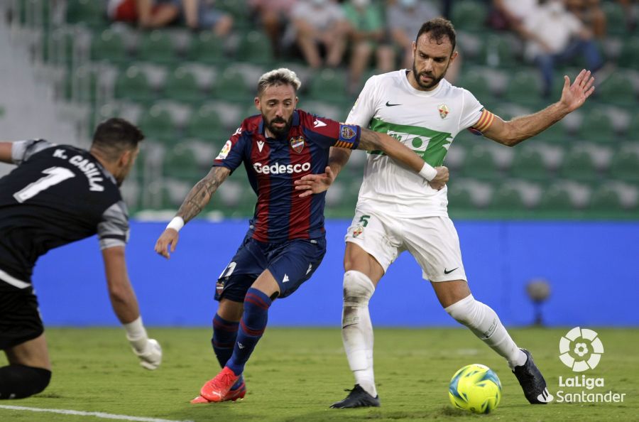 Gonzalo Verdú, capitán del elche CF, durante un lance de la temporada pasada / LaLiga