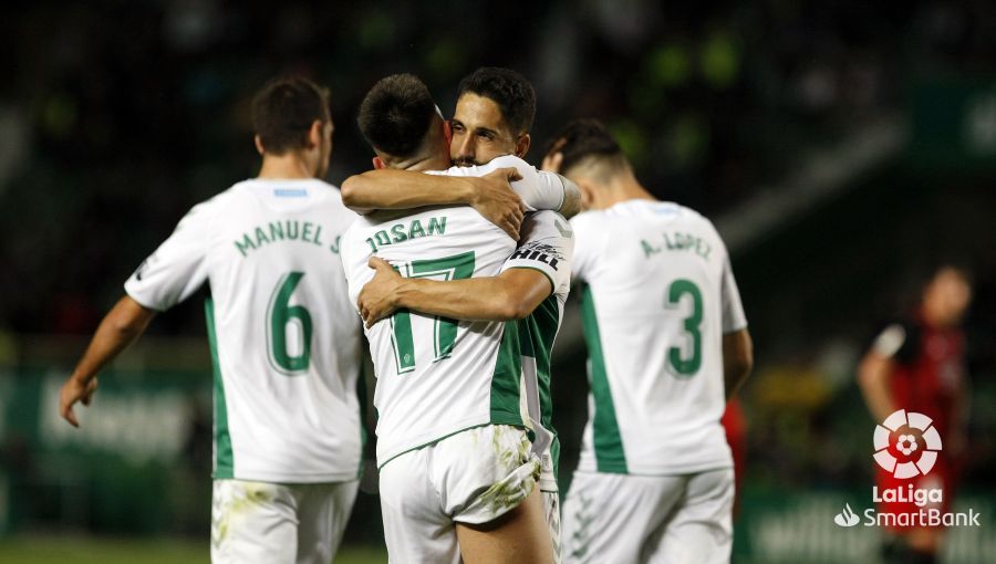 Los jugadores del Elche, Josan y Fidel, celebran un gol durante un partido de la temporada 19-20 / LFP