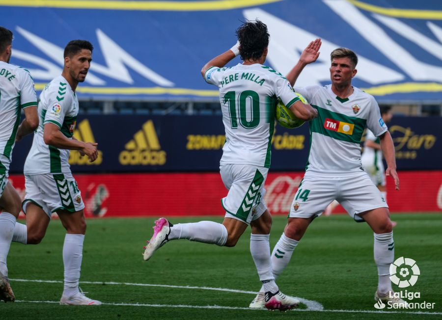 Los jugadores del Elche celebran un gol ante el Cádiz / LaLiga