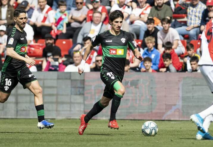 Pere Milla y Fidel Chaves duende un partido entre Elche y Rayo Vallecano / LFP