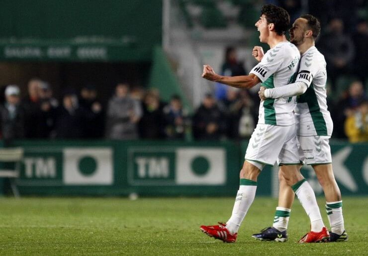 El jugador del Elche, Pere Milla, celebra un gol ante el Huesca / LFP