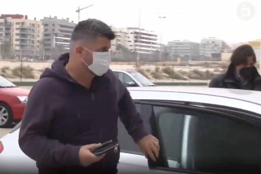 Christian Bragarnik llegando ayer al Martínez Valero / A Punt