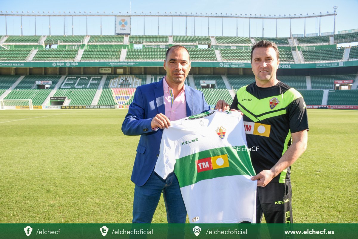 Cordero posa con 'Josico' en el día de su presentación / Sonia Arcos - Elche CF