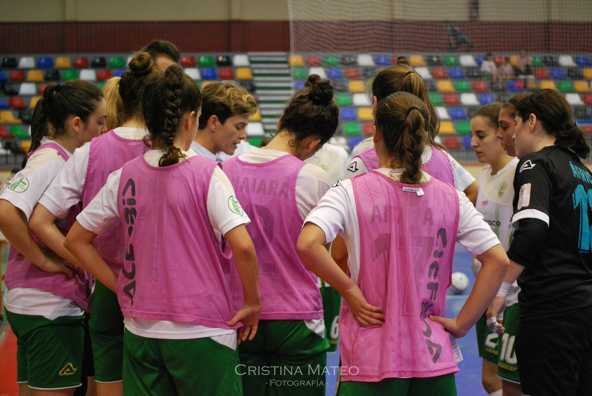 Alicia Morell da instrucciones a sus jugadoras durante un partido / Cristina Mateo