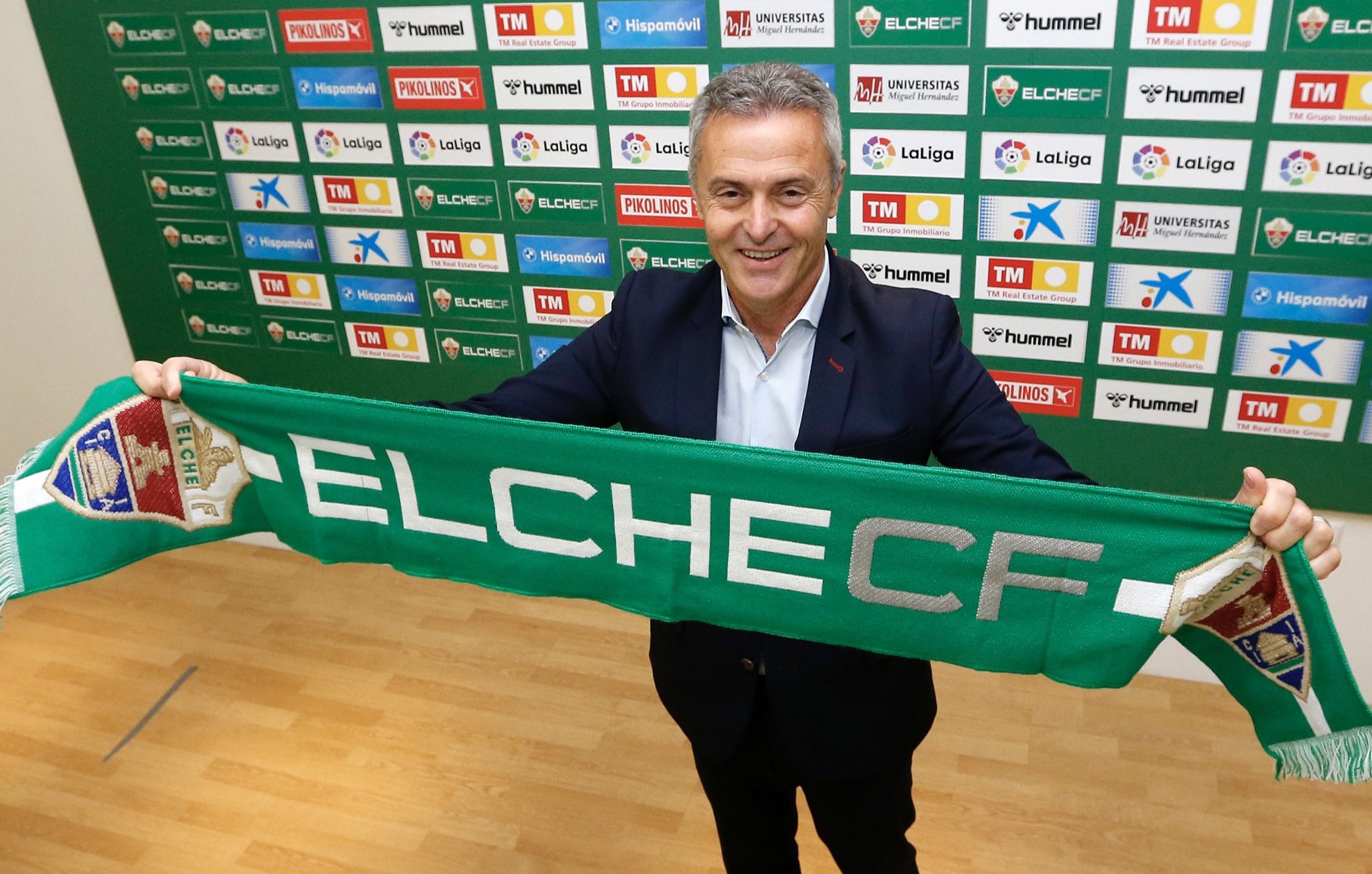 Fran Escribá posa con una bufanda del elche CF / Manuel Lorenzo - Elche CF