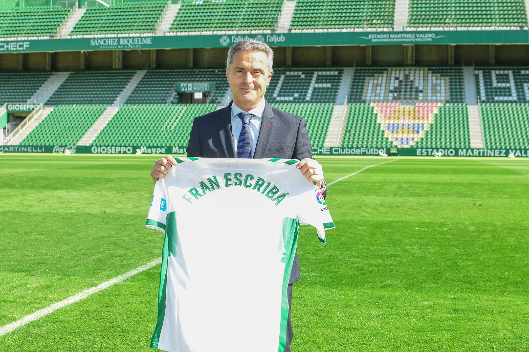 Fran Escribá posa durante su presentación / Sonia Arcos - Elche CF