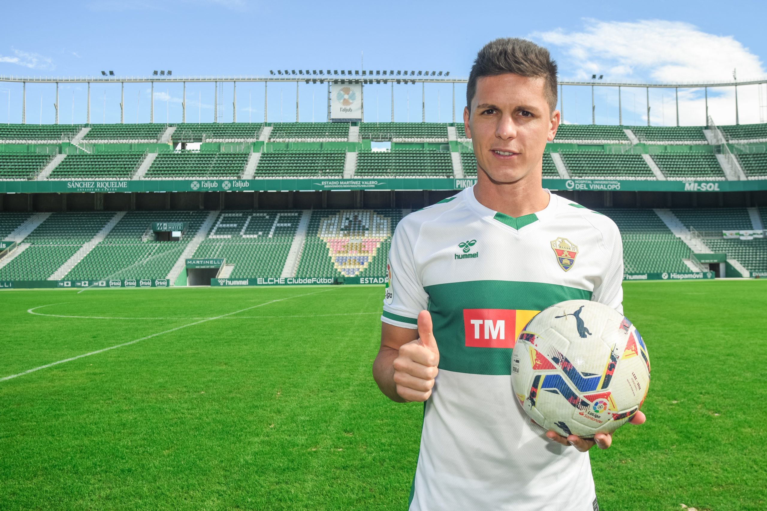 Guido Carrillo posa durante su presentación / Sonia Arcos - Elche CF