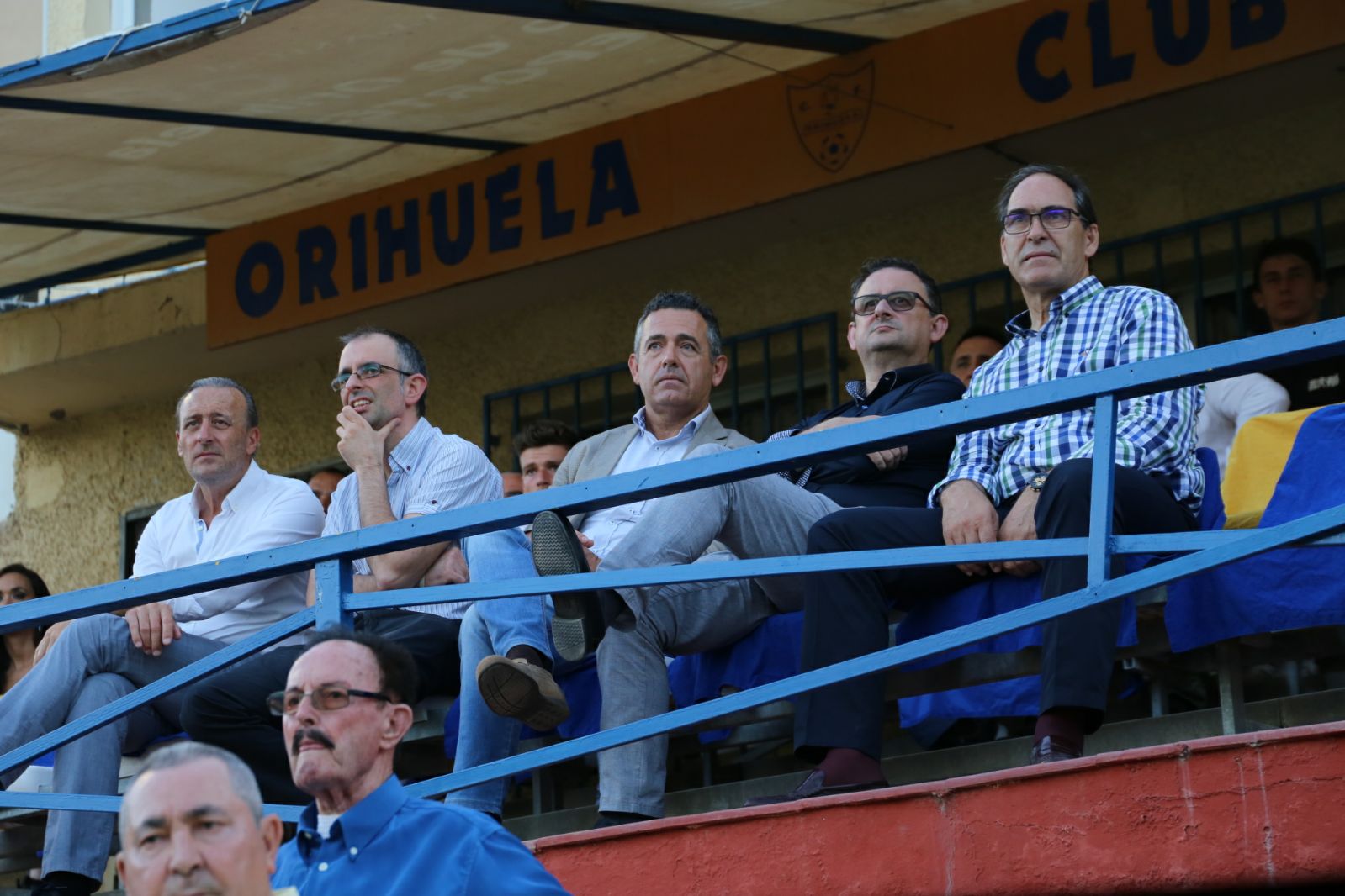 Diego García en el palco de Los Arcos con sus consejeros / Tony Sevilla, Diario Información