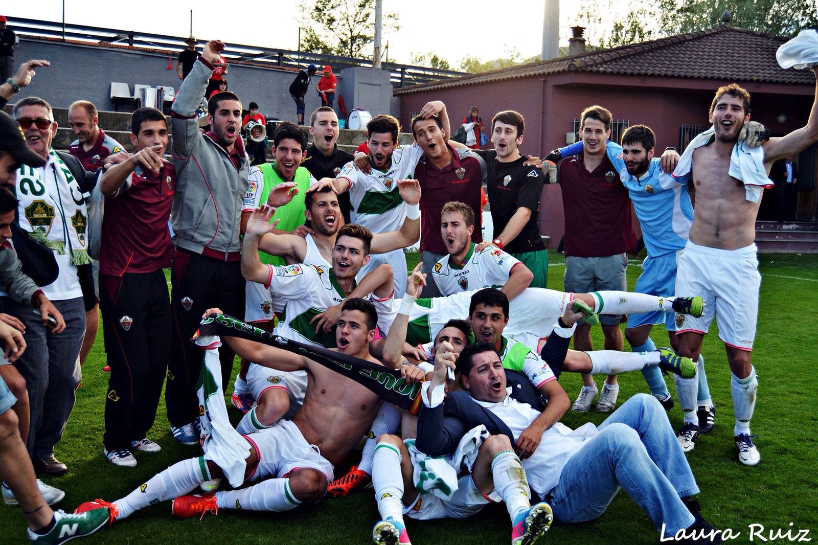 Los jugadores del Elche CF B Ilicitano celebran el ascenso a Segunda B en Olot / Laura Ruíz