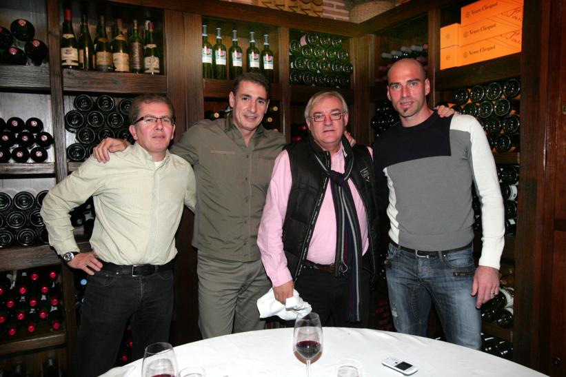 Alberto Candela, al lado de Willy Caballero, junto con el periodista Julián Palomar y el ex franjiverde Miguel Recio / COPE Elche
