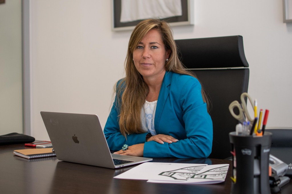 La directora general del Elche CF en su despacho / Elche CF Oficial