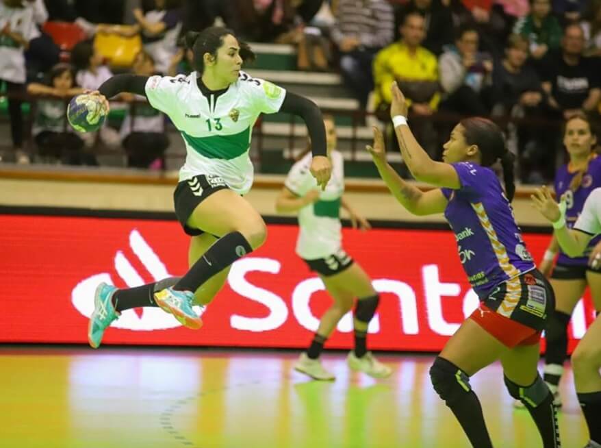 La jugadora de balonmano, Laura Hernández, durante un partido con el CBM Elche