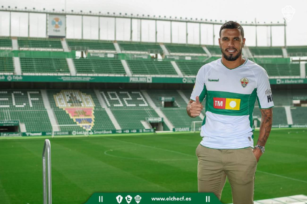 Jonathas posa en el Martínez Valero con la camiseta del Elche / Sonia Arcos - Elche C.F. Oficial