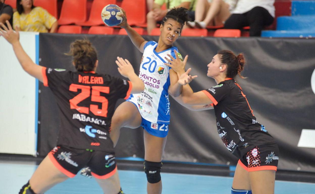 Joana Bolling durante un partido con el BM Aula Valladolid / El Norte de Castilla