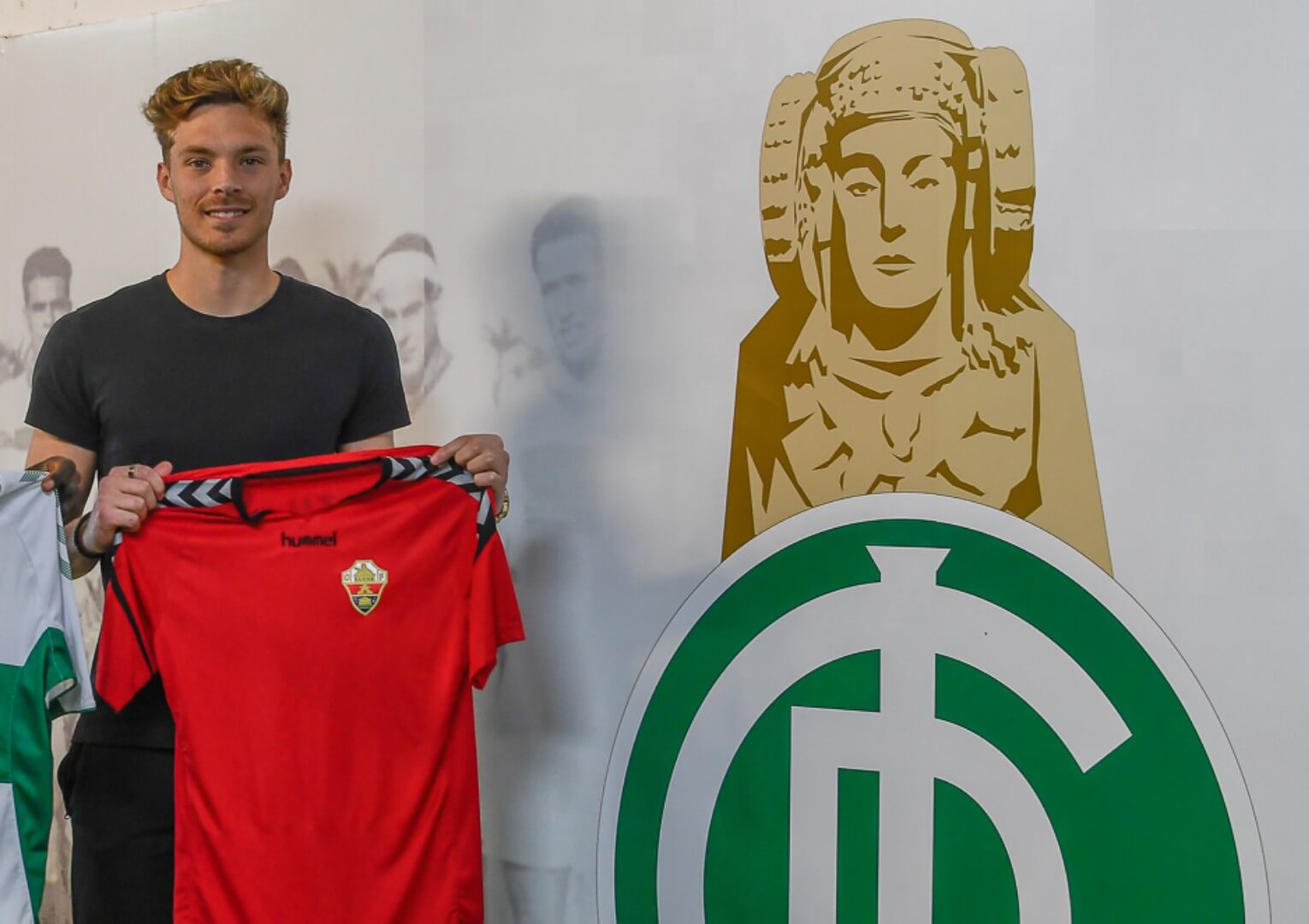 El portero Lluis Andreu posa con la camiseta del Elche CF / Sonia Arcos - Elche C.F.