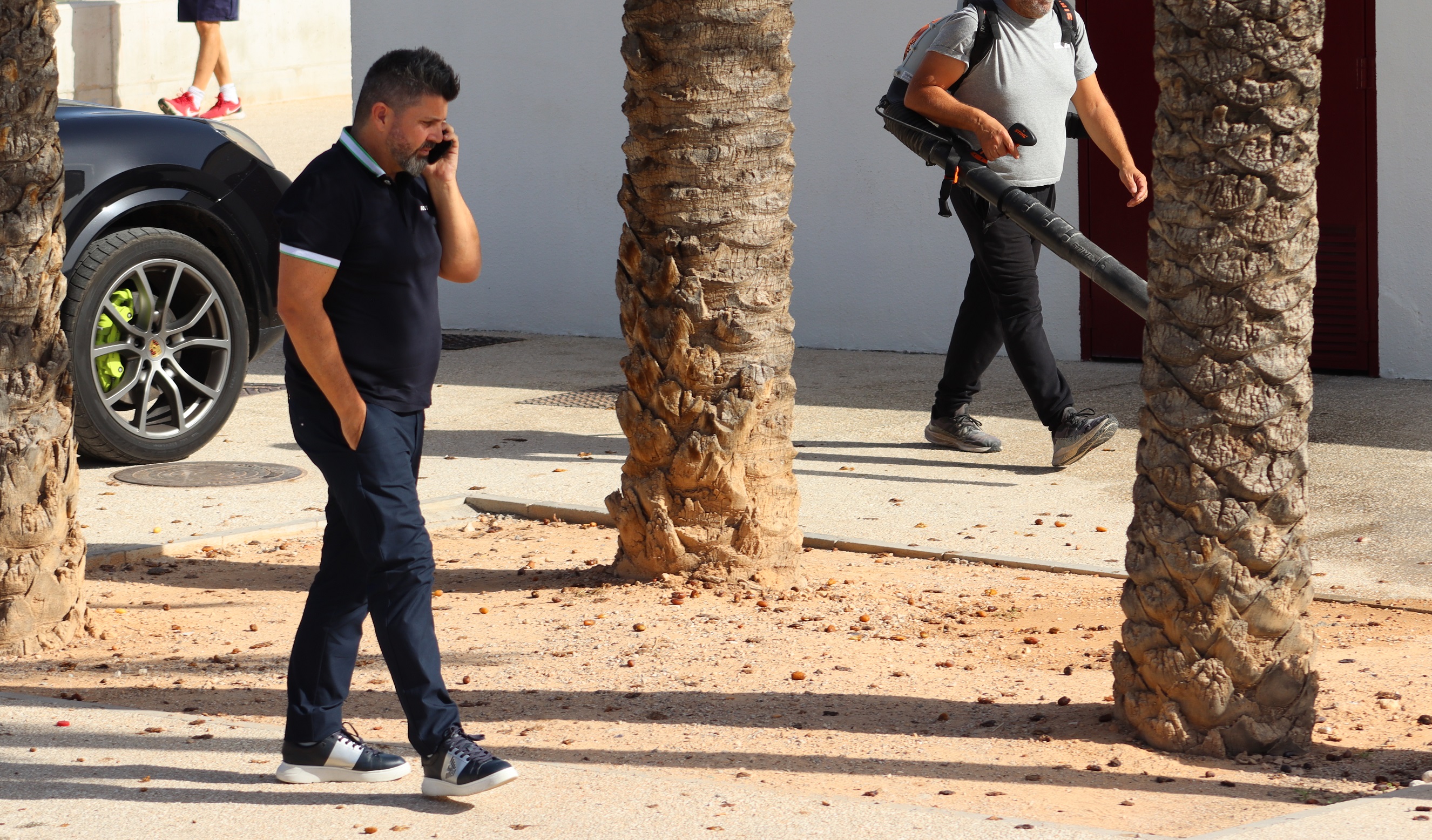 Christian Bragarnik pasea teléfono en mano por el Polideportivo Municipal de Altabix / Luismi Mora (COPE Elche 100.8 FM)